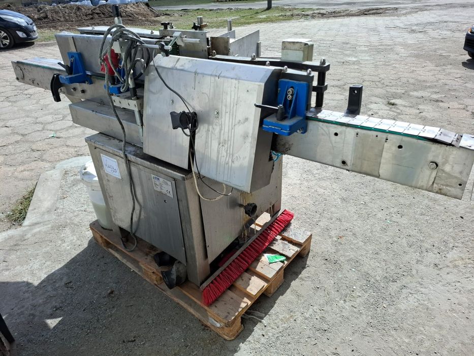 Etykietarka STM polska do naklejania etykiet na opakowania zwrotne but