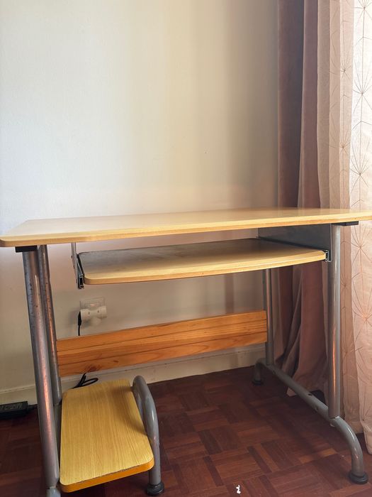 Mesa Secretária de Madeira e ferro