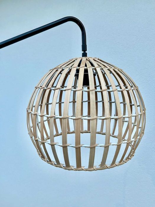 Aplique parede em metal e bambu