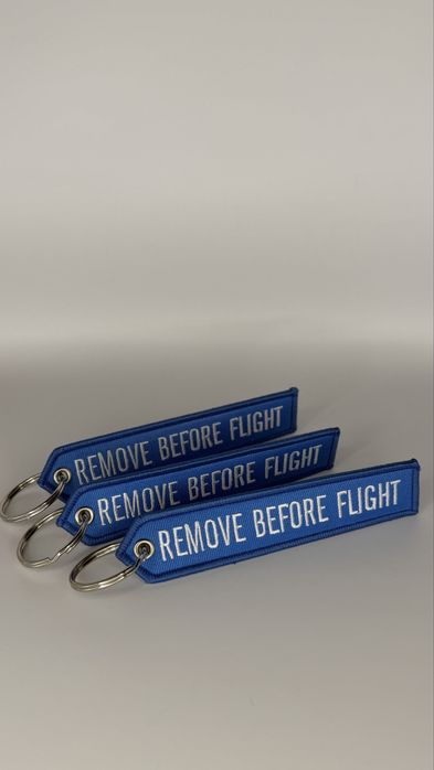 Breloki Remove Before Flight 3 szt – do kluczy / plecaka