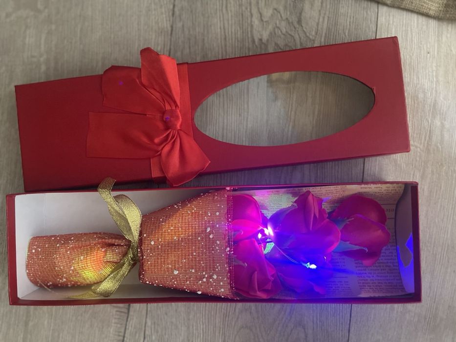 Czerwona Wieczna Róża LED w eleganckim pudełku – idealny prezent