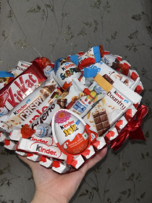 Солодкий подарунковий бокс Kinder & KitKat | Подарунок дівчині, дитині