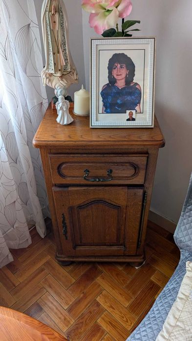 mesa de cabeceira em madeira maciça