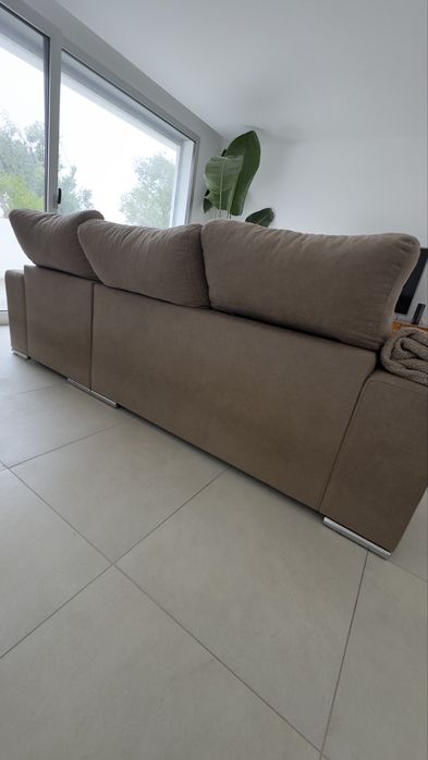 Sofá semi-novo, design moderno, chaise longue