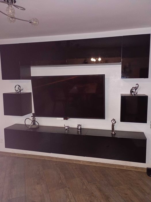 Zestaw szafek wiszących do salonu