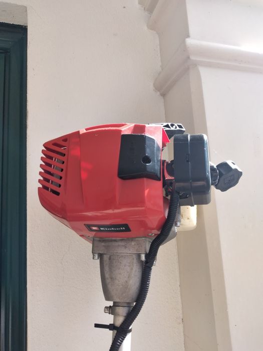 Máquina de cortar relva