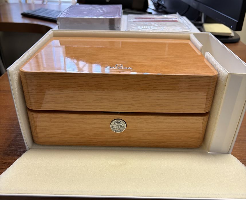 Продаж годинників Omega Speedmaster