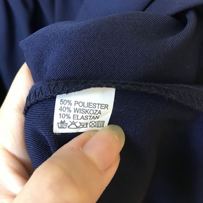 Granatowa rozkloszowana sukienka z długim rękawem z koronką