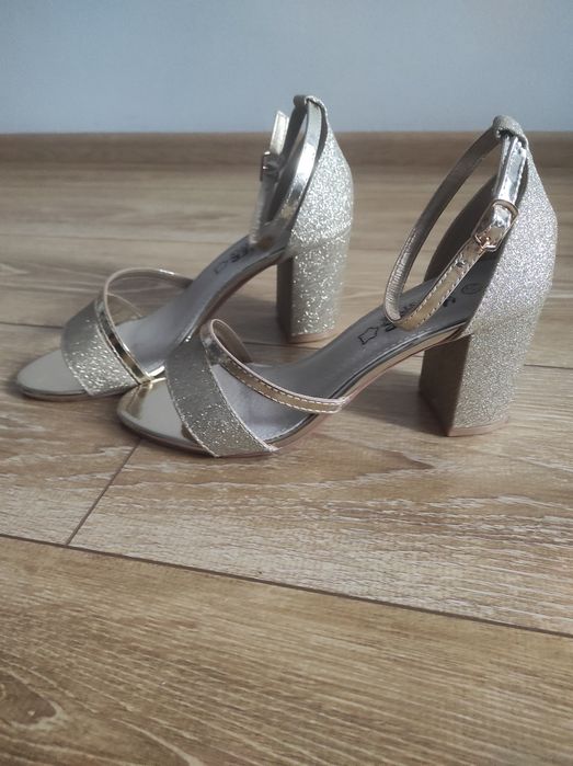 Sprzedam złote sandałki na obcasie