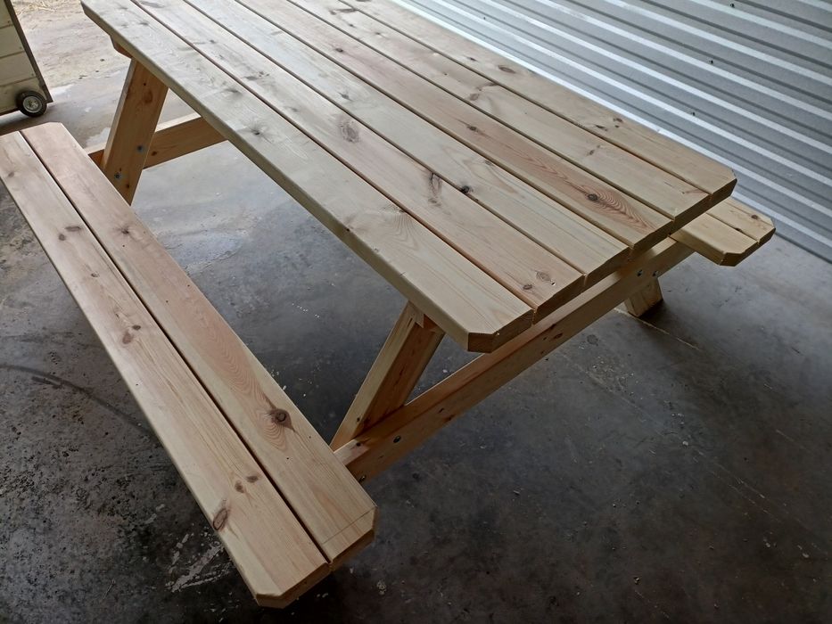 drewniany stół ogrodowy