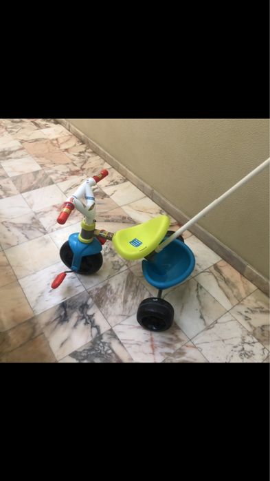Brinquedos de criança (triciclo e jogo)