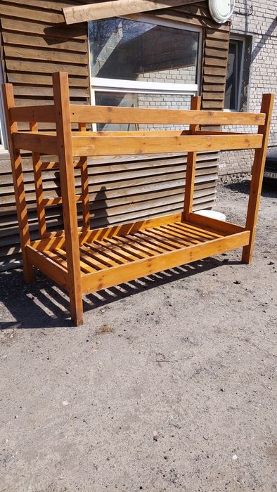 Sosnowe łóżko piętrowe