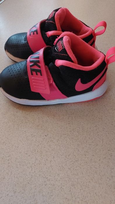 Натуральні найки для дівчинки