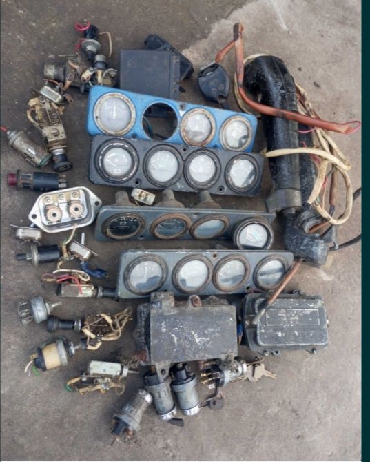 Панели приборов Уаз,привод стеклоочистителя,замки,реле,ручки,трамблёры