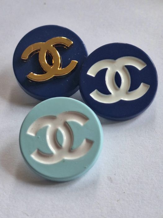 Eleganckie logowane guziczki, cena dotyczy 1 sztuki