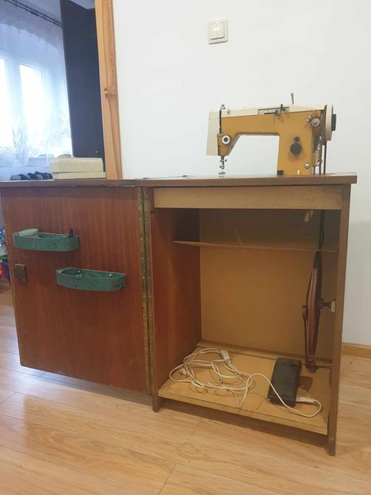 Maszyna do szycia z szafką