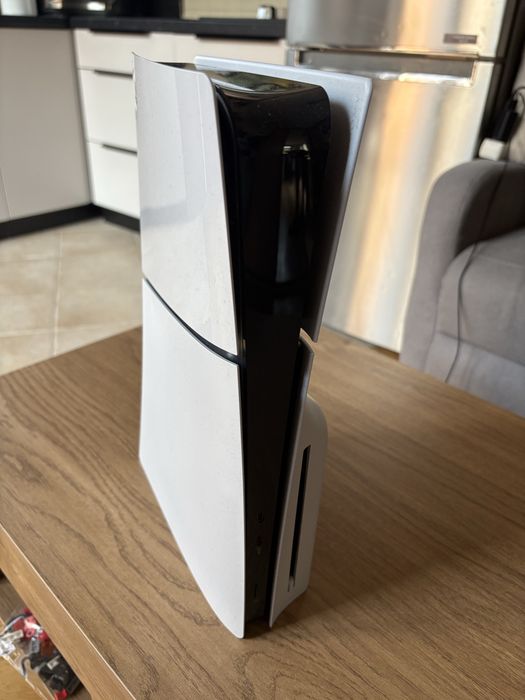 PS5 slim z napedem 1Tb 1 pad z orginalnym pudelkiem.