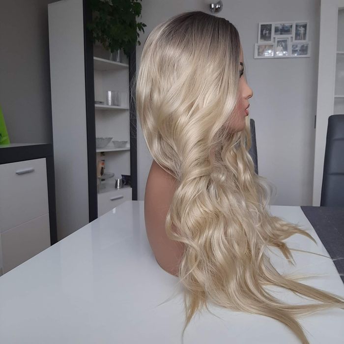Piękna peruka jasny blond z odrostem