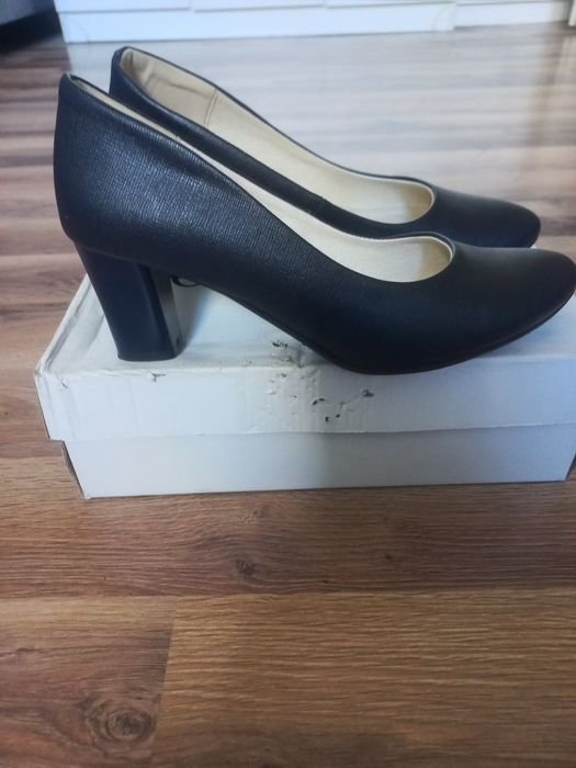 Granatowe buty na obcasie