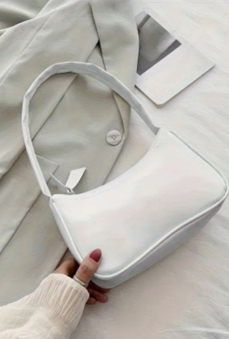 біла сумка-багет виконана в трендовому ретро-стилі 90-х і є популярною