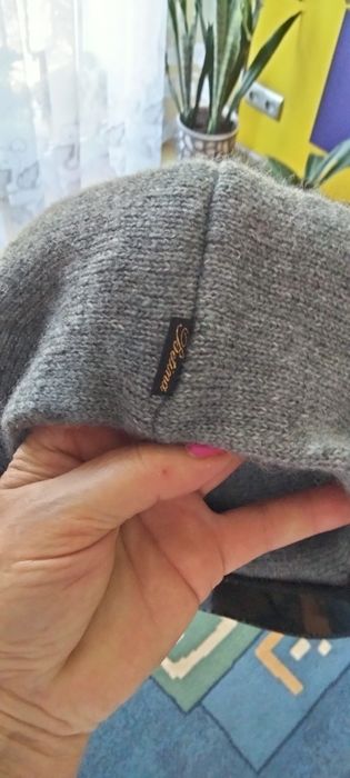 Czapka z daszkiem nowa bez metki można nosić na różne sposoby