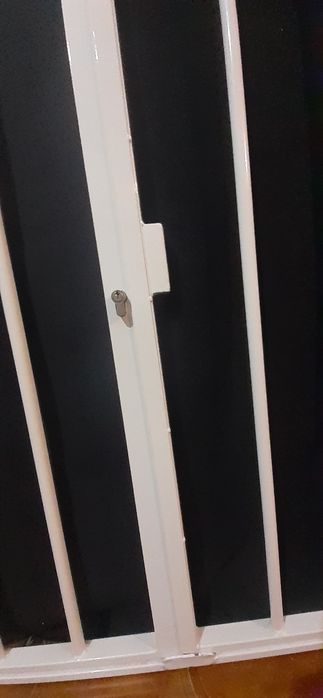 Grades de proteção novas, pintura epóxi, com abertura e fechadura..