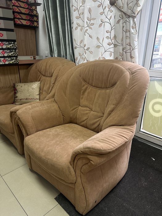 Комплект меблів диван і три крісла