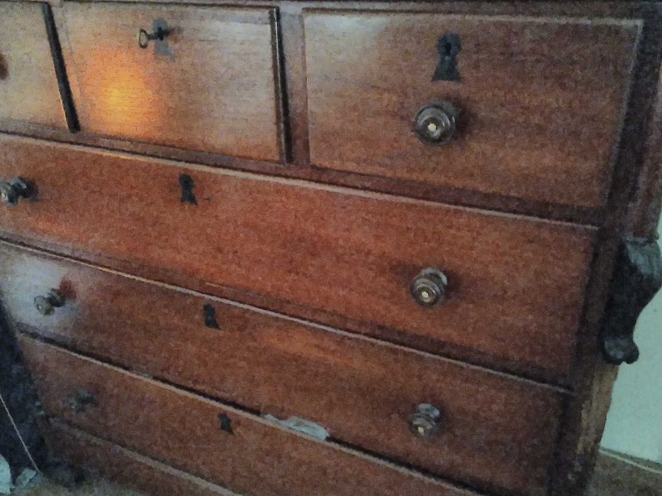 Cómoda antiga em madeira de vinhático