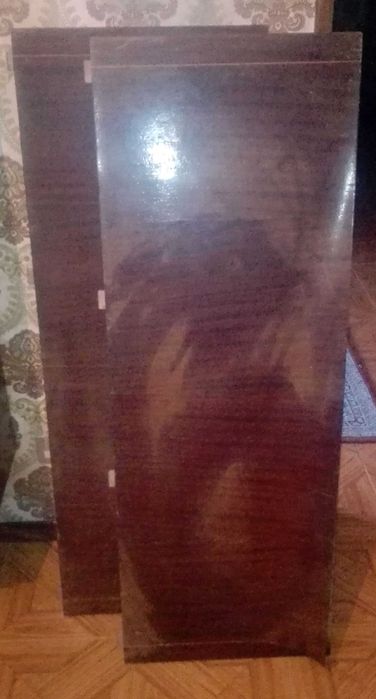 Cristaleira, mesa e cadeiras (antiga)