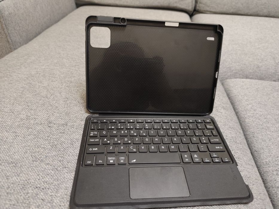 Capa de tablet com teclado