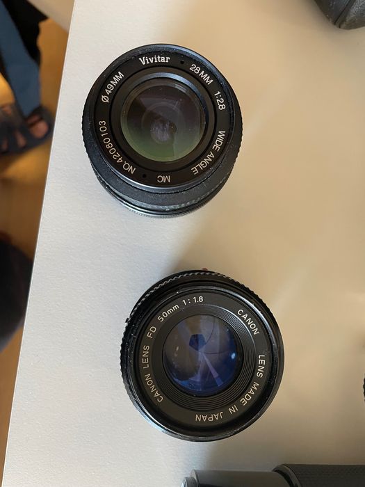 Câmera fotográfica analógica Cânon AE-1 com lentes e flash