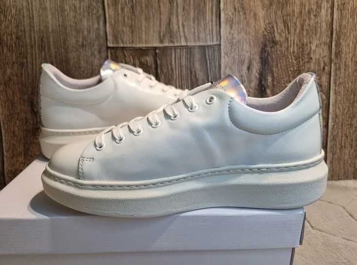Białe skórzane buty sneakersy Pavement Dee Holographic 40