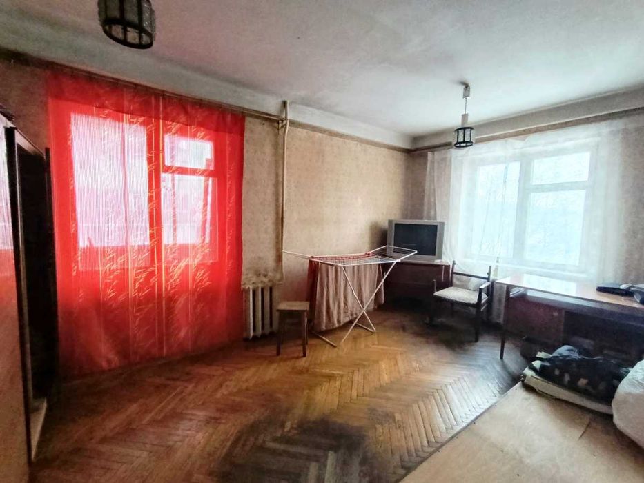 Жуля Верна вул. 13, 2 кімнати в 3-х кімнатній квартирі.