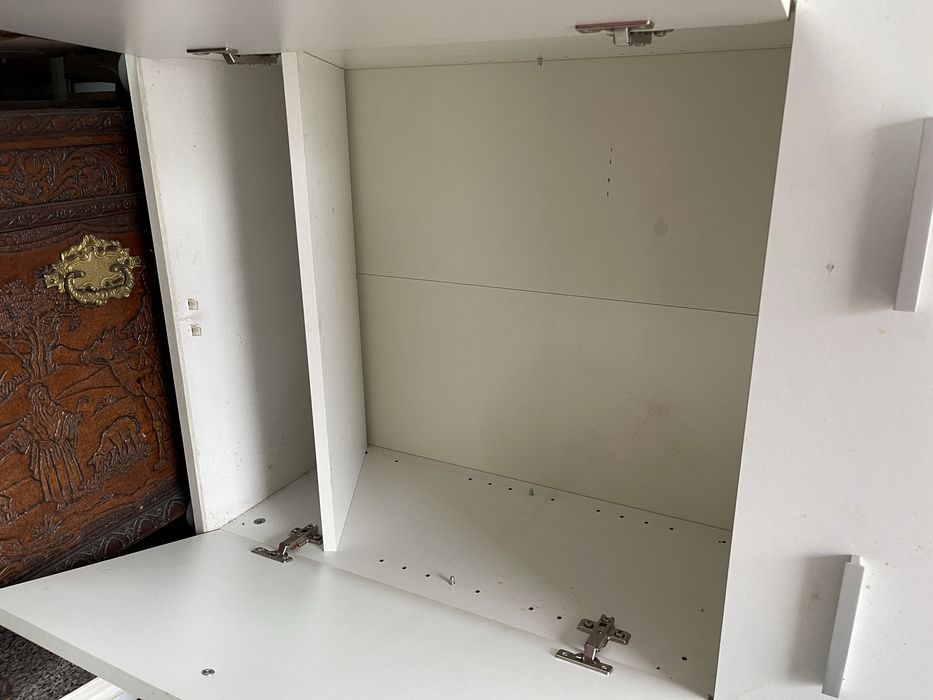 Movel de casa de banho e mesa com cadeiras