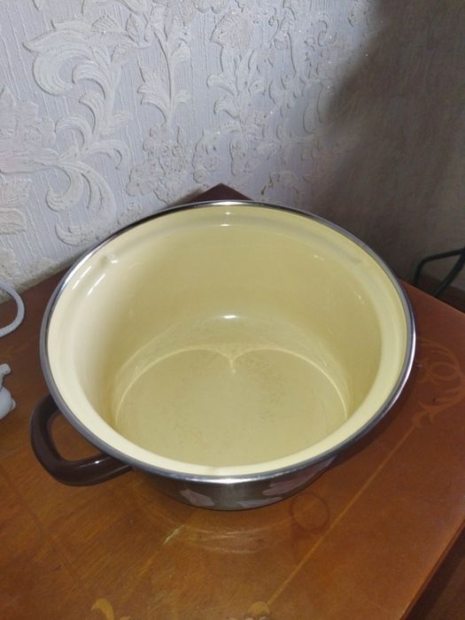 ємальована кастрюля