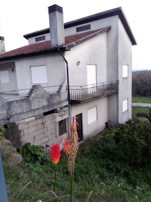 Moradia com terreno urbano, com excelentes acessibilidades