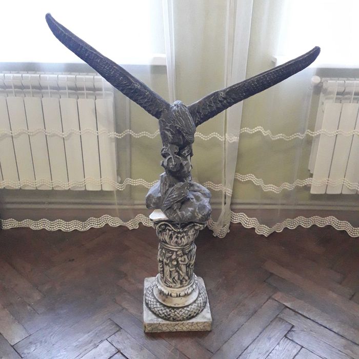 Фигура орла для декора участка