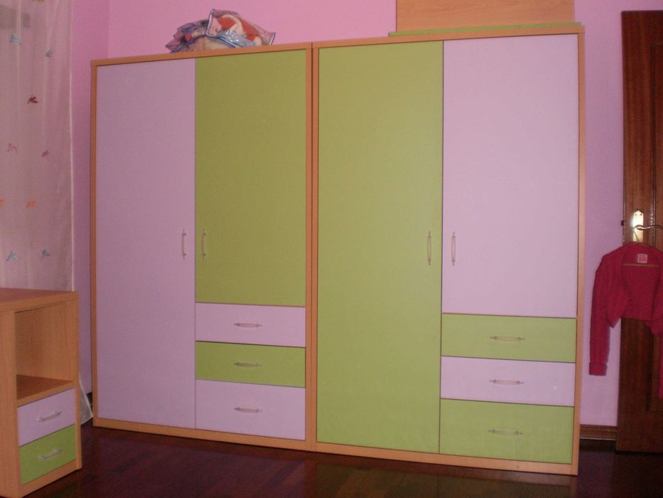 quarto juvenil: cama, roupeiro, secretária, 2 mesinhas, prateleira