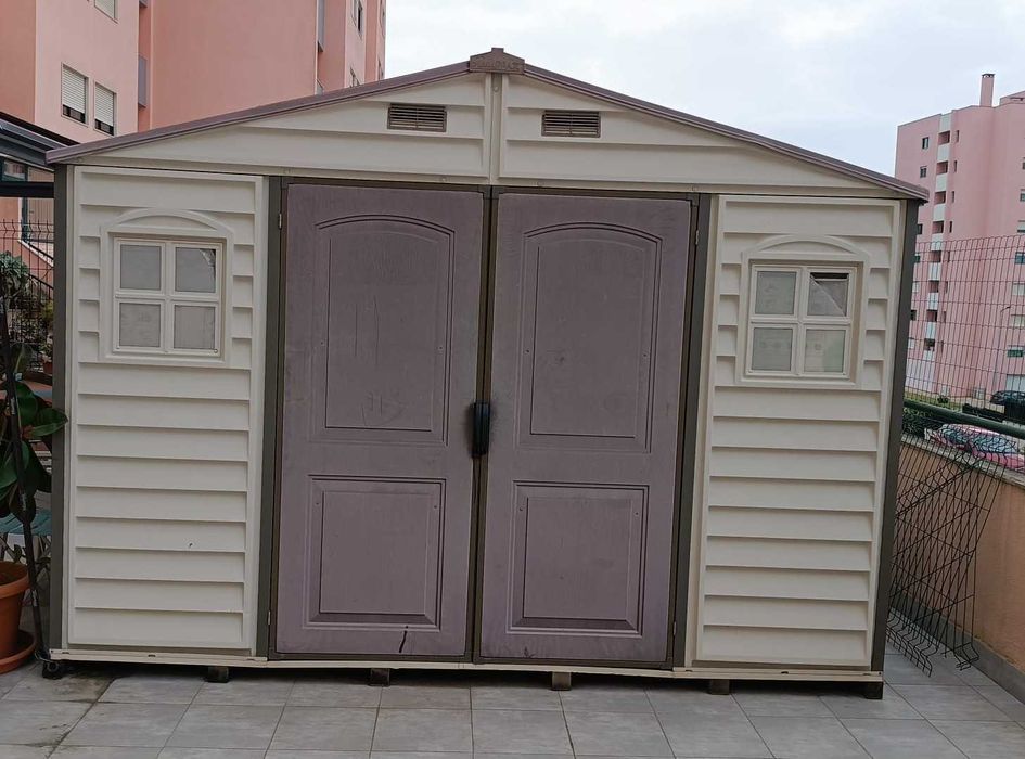 Abrigo de jardim PVC, Duramax com 2,40Px3,20Lx2,30A metros, bege e castanho (chão + barrotes madeira incluídos)