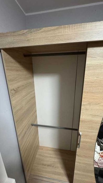 Duża szafa przesuwna z lustrem – pojemna, solidna