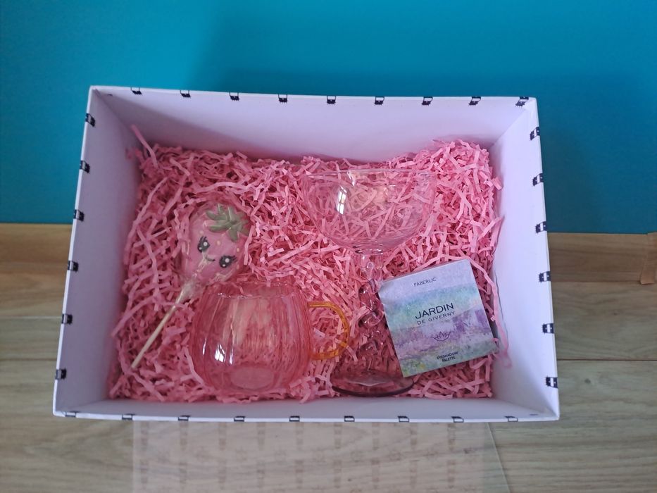 Box prezentowy – różowo-złoty glamour kieliszek i szklanka