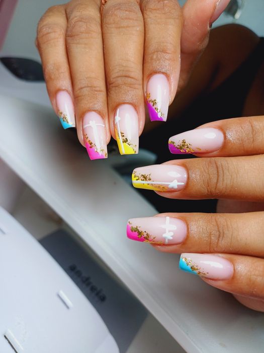 Brasileira fasendo suas unhas