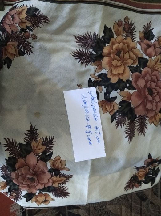 Продаються хустки на голову