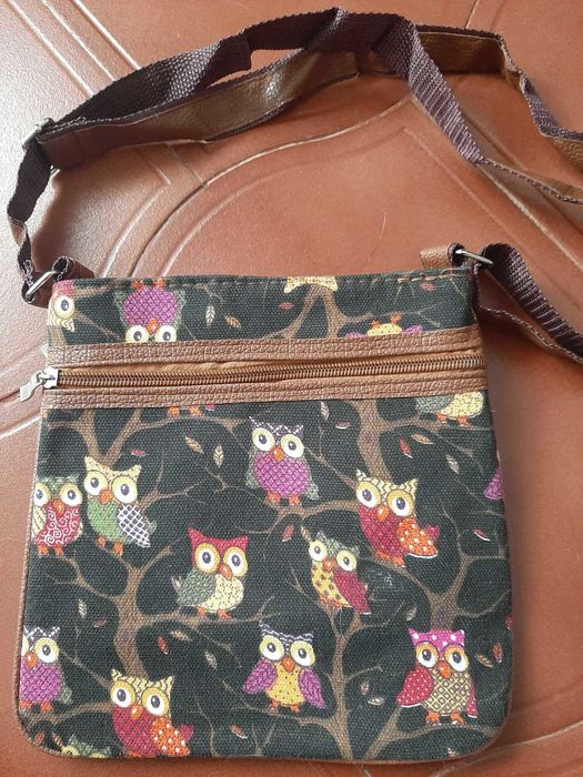 Mala tiracolo, com padrão de corujas.