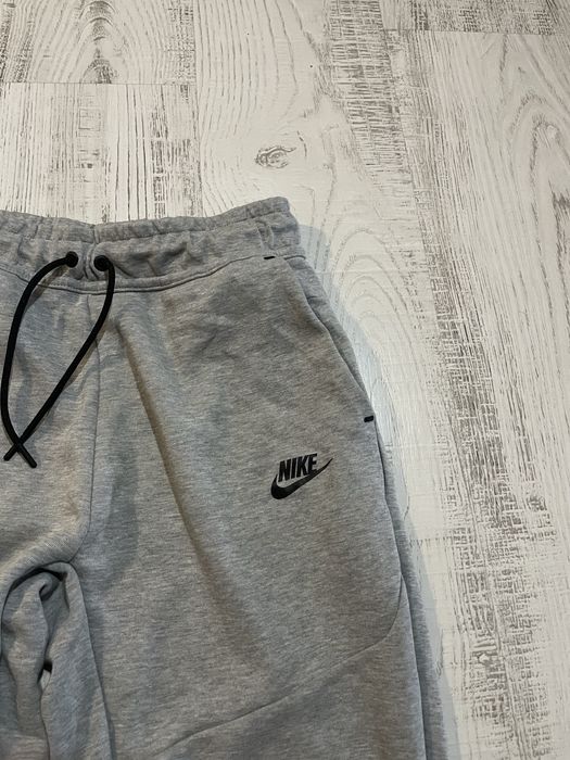 Calças Nike Tech cinzentas.