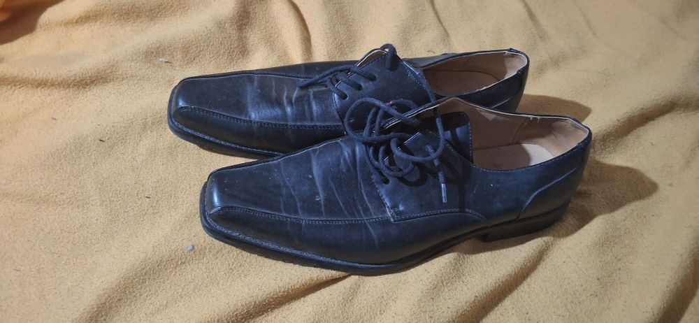 Sapatos de pele pretos

Bom estado 45 C&A Preto