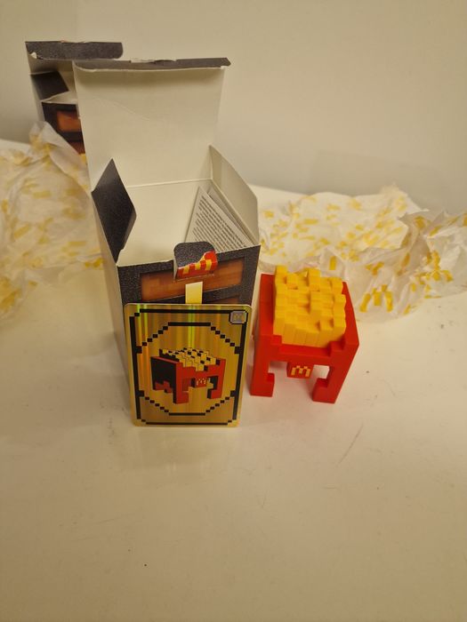 Brinquedo McDonald's com código de skin Minecraft