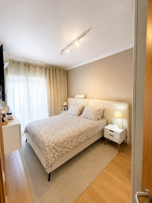 Alugo quarto junto ao Metro