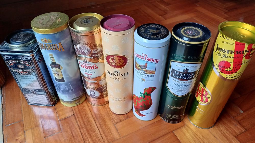 Caixas metálicas de garrafas de whisky