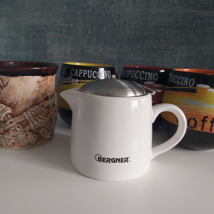 Соусник BERGNER и четыре чашки.